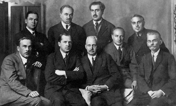 Николай Муравьев (сидит в центре) с помощниками-адвокатами